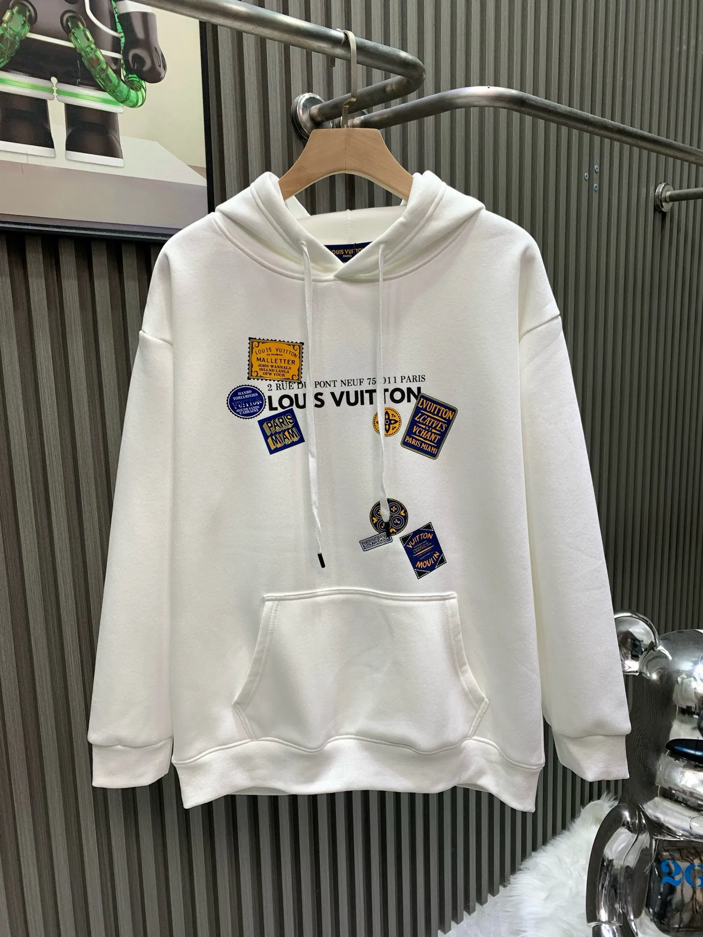 🅿️280 🀄️ Louis Vuitton 1v25ss new autumn and winter printed hooded sweatshirt 400 grams of pure cotton ➕ silver fox velvet This hooded round-neck sweatshirt follows the transatlantic journey of this series and celebrates the art of travel with distinctive elements. Cotton blended knitting presents the Damier pattern. The intarsia logo outlined by Yingze yarn is like a luggage tag. High-viscosity cotton material woolen fabric High-count cotton added Dry and avoids stuffiness. Light luxury. A must-have item for daily commuting for men and women. Correct version. Welcome to compare.